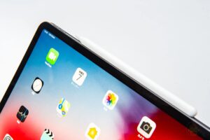 Apple PencilをiPadにタッチ